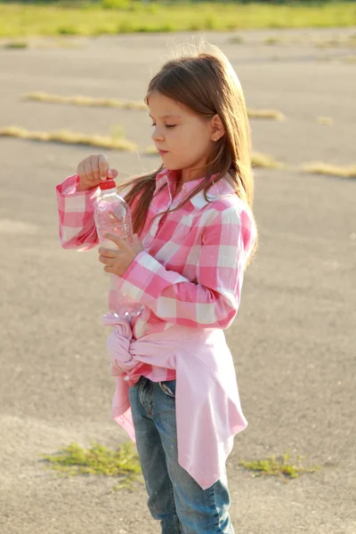 Мила маленька дівчинка п'є воду — стокове фото