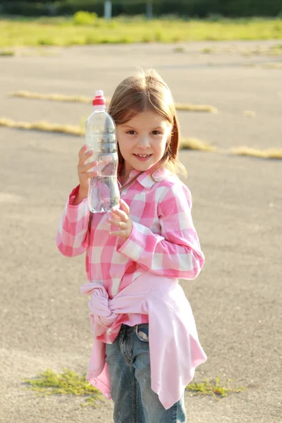 Niedliches kleines Mädchen trinkt Wasser — Stockfoto