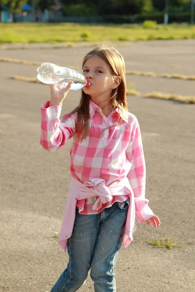 Schattig klein meisje water drinkt — Stockfoto