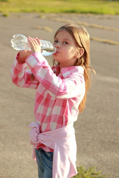 Cute little girl drinks water — Stock Photo, Image