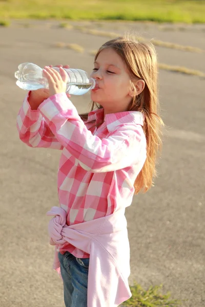 Schattig klein meisje water drinkt — Stockfoto