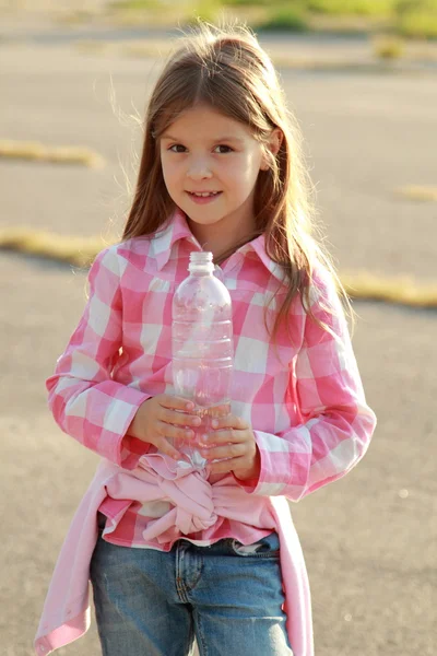 Linda niña bebe agua — Foto de Stock