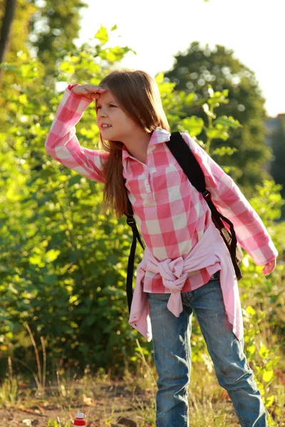 Gelukkig schoolmeisje buiten — Stockfoto