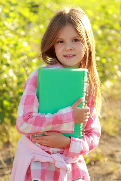 Glücklich Schulmädchen im Freien — Stockfoto