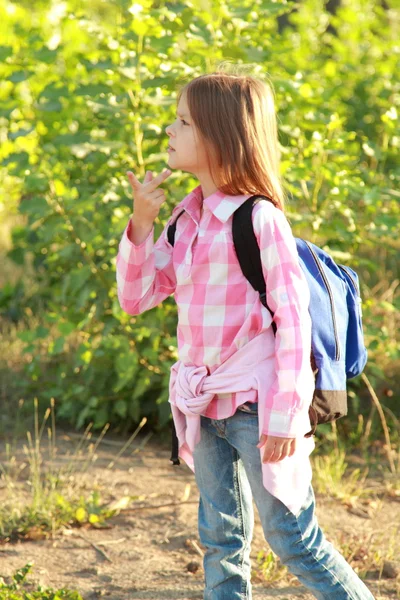 Entzückendes kleines Schulmädchen — Stockfoto