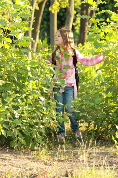 Entzückendes kleines Schulmädchen — Stockfoto