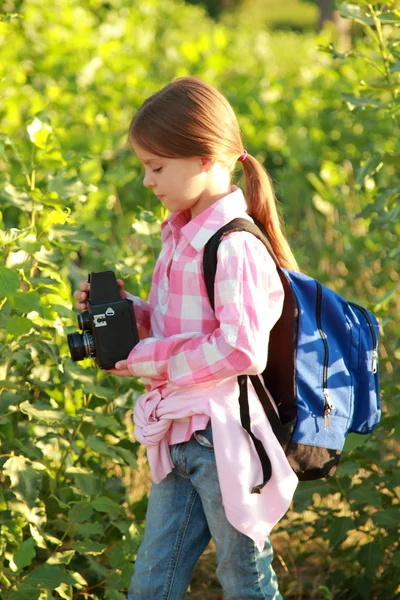 Entzückendes kleines Schulmädchen — Stockfoto