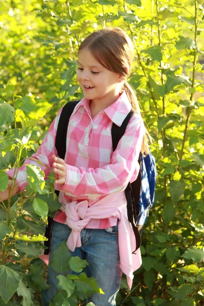 Bedårande liten skolflicka — Stockfoto