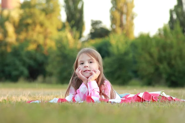 Glücklich liebenswertes kleines Mädchen — Stockfoto