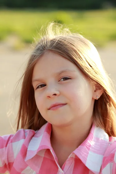 Retrato de una hermosa niña — Foto de Stock