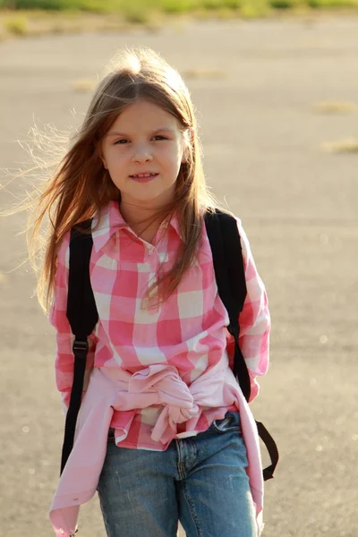 Schülerin mit Rucksack geht zur Schule — Stockfoto