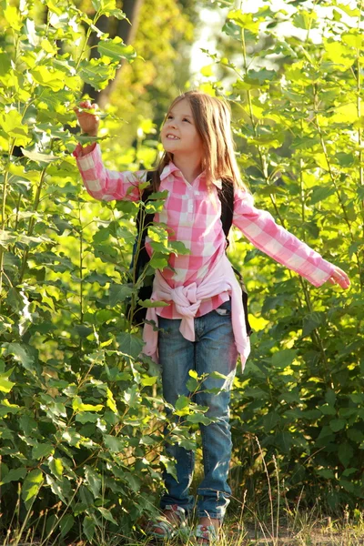 Bedårande liten skolflicka — Stockfoto