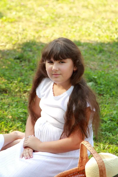 Linda niña jugando con juguetes — Foto de Stock