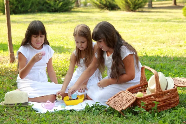 Смешные маленькие девочки играют с игрушками — стоковое фото