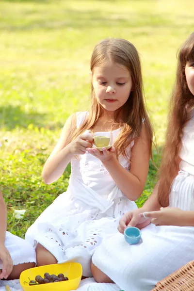 Petites filles drôles jouant avec des jouets — Photo