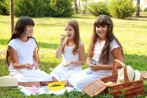 Grappige kleine meisjes spelen met speelgoed — Stockfoto