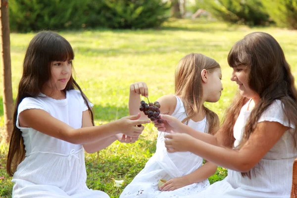 Смешные маленькие девочки играют с игрушками — стоковое фото