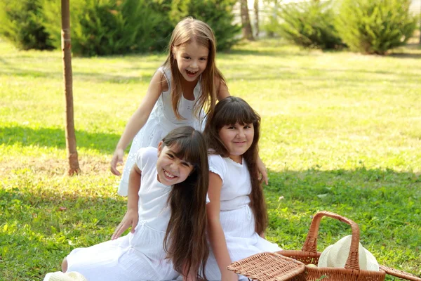 Funny niñas jugando con juguetes — Foto de Stock