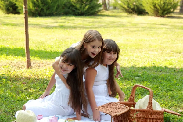 Crianças felizes brincando ao ar livre — Fotografia de Stock