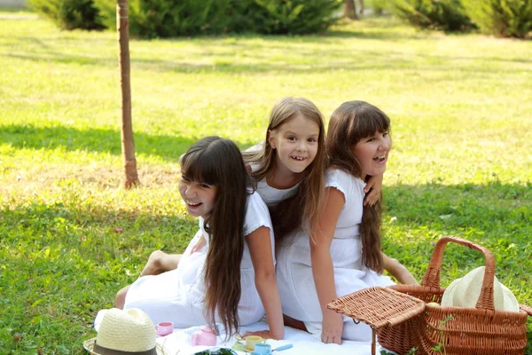 Crianças felizes brincando ao ar livre — Fotografia de Stock