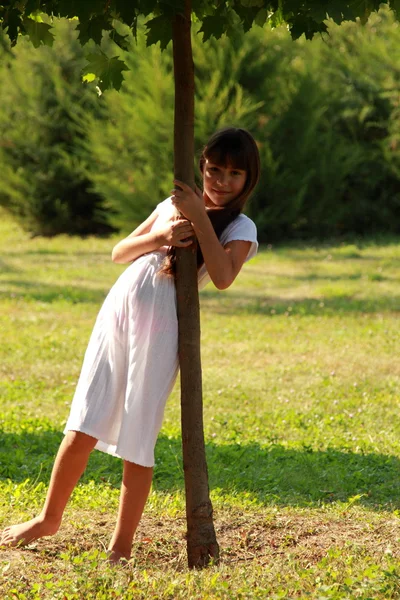 Schattige Lachende Meisje Met Mooie Lange Haren Een Picknick Natuur — Stockfoto