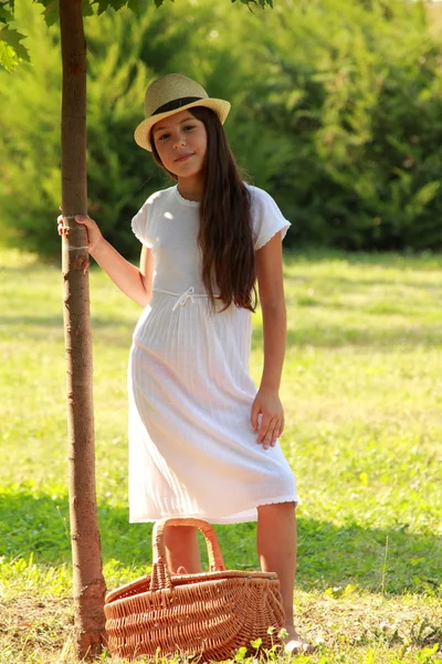 Ragazza sorridente ad un picnic — Foto Stock