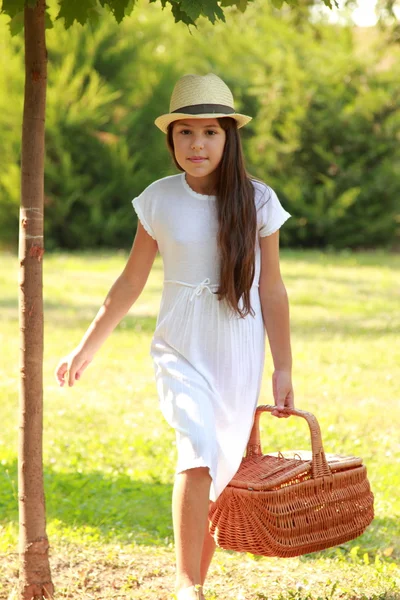 Ragazza sorridente ad un picnic — Foto Stock