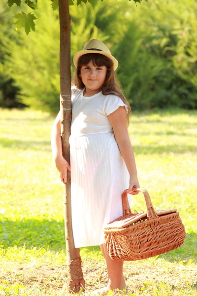 Chica joven sosteniendo una cesta — Foto de Stock