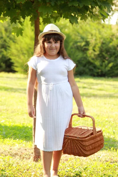 年轻的女孩抱着一篮子 — 图库照片