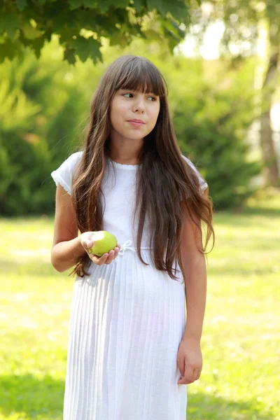 Ragazza mangia una mela — Foto Stock