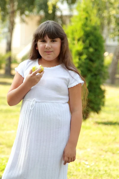 Cute girl at a picnic — Stock Photo, Image