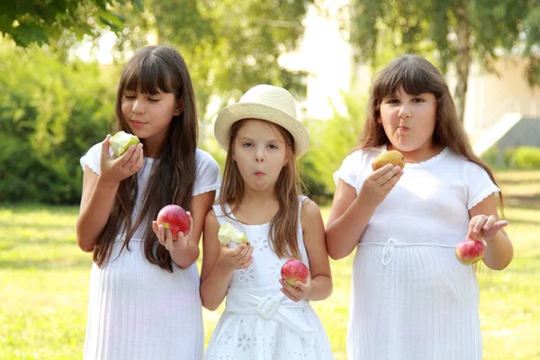 Meninas Jovens Comendo Maçãs Dia Ensolarado Verão Natureza — Fotografia de Stock