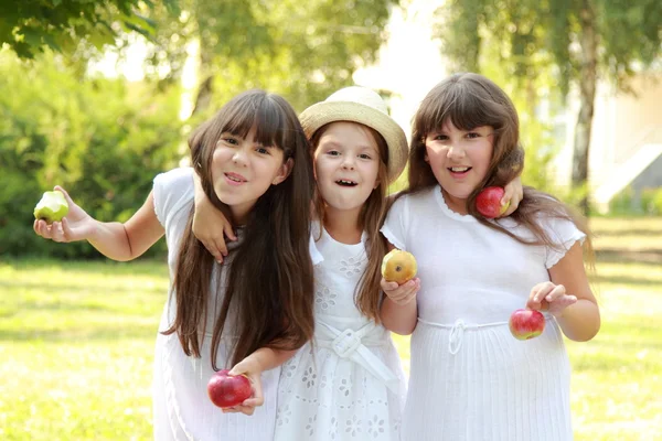 Kızlar yeme elma doğada — Stok fotoğraf