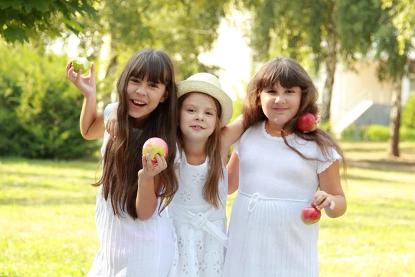 Meninas Jovens Comendo Maçãs Dia Ensolarado Verão Natureza — Fotografia de Stock