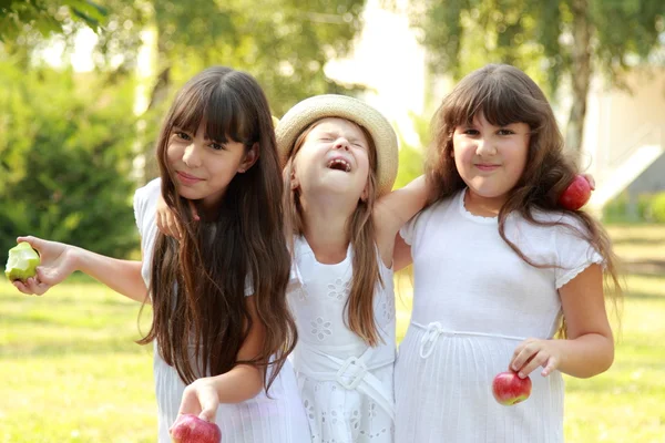 Meninas comendo maçãs na natureza — Fotografia de Stock