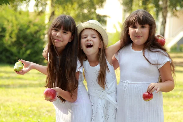 Meninas comendo maçãs na natureza — Fotografia de Stock