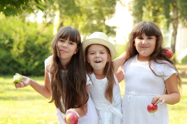 若い女の子は 自然の中で 夏の晴れた日にりんごを食べること — ストック写真