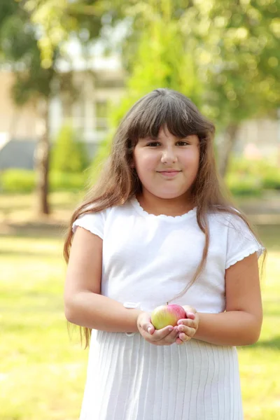 Schöne Junge Mädchen Einem Weißen Kleid Einem Sonnigen Sommertag Der — Stockfoto