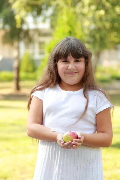 Preciosa Joven Con Vestido Blanco Día Soleado Verano Naturaleza — Foto de Stock