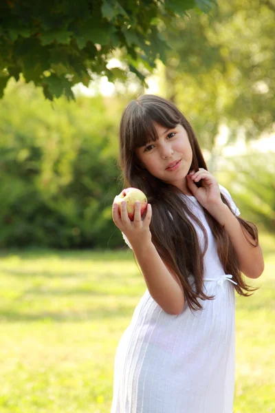 Girl in a summer sunny day in nature — Stock Photo, Image