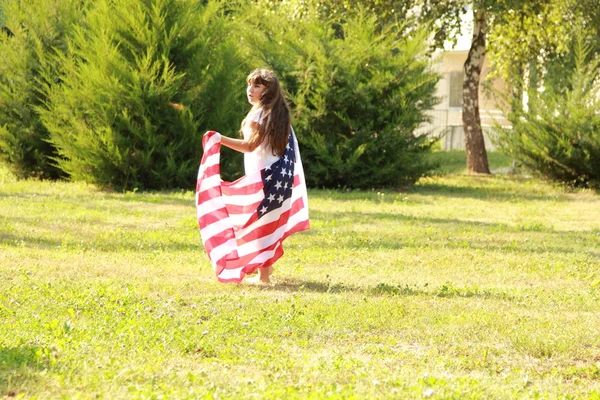 Κοπέλα που κρατά μια μεγάλη αμερικανική σημαία — Φωτογραφία Αρχείου
