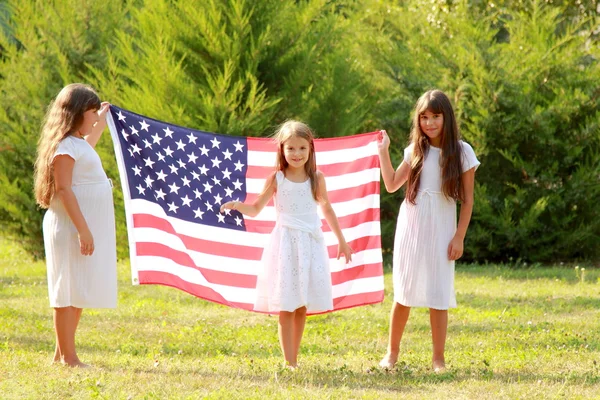 Skolbarn med en amerikansk flagga — Stockfoto