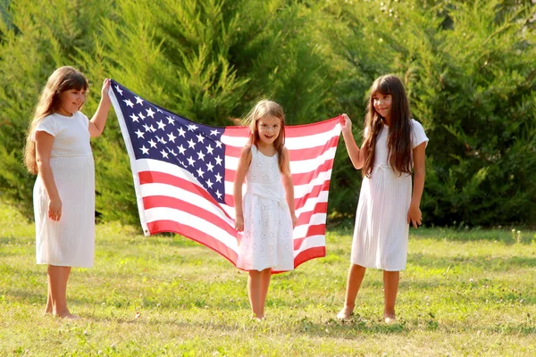 Skolbarn med en amerikansk flagga — Stockfoto