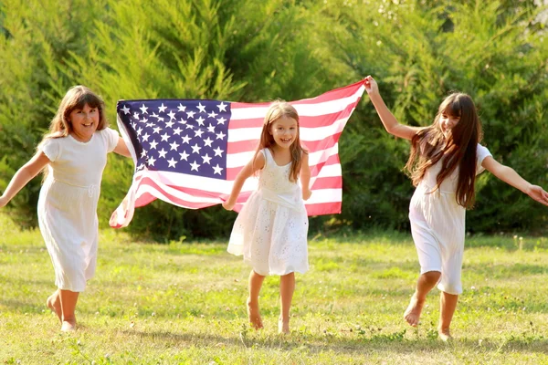 Schoolchildren with an American flag — Stock Photo, Image