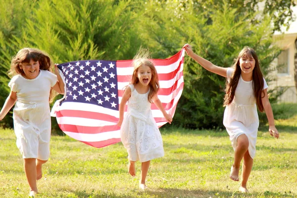 Escolares com bandeira americana — Fotografia de Stock