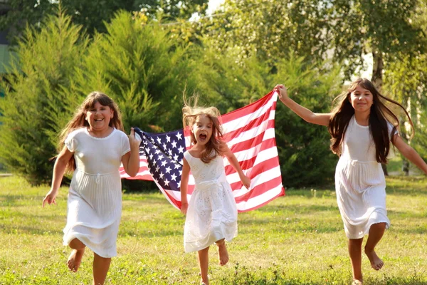 Colegiales con bandera americana — Foto de Stock