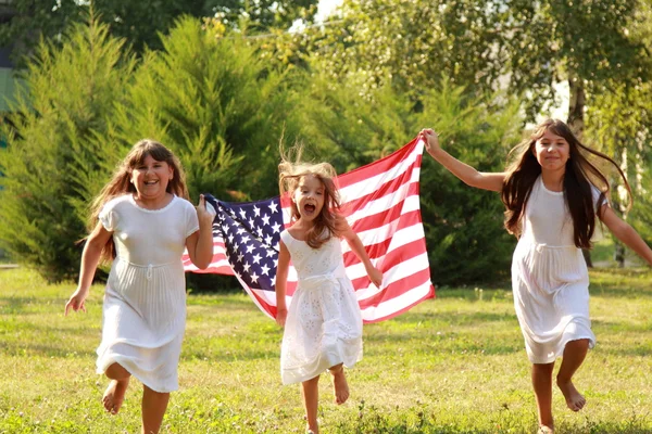 Schoolchildren with an American flag — Stock Photo, Image