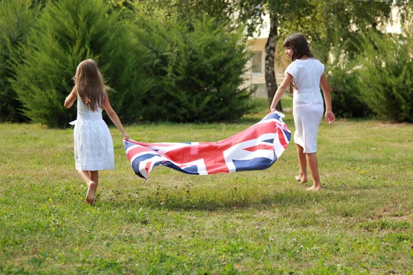 Dziewczynki prowadzić Flaga Wielkiej Brytanii — Zdjęcie stockowe