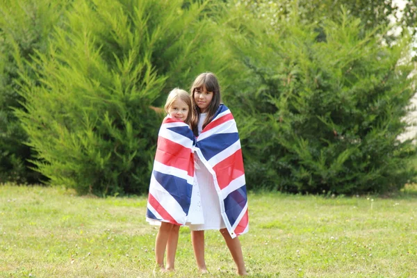 Kleine meisjes dragen de vlag van het Verenigd Koninkrijk — Stockfoto