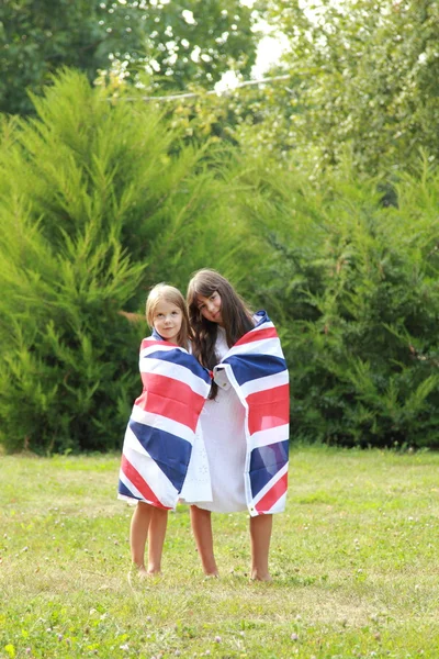 Små flickor bära flaggan för Storbritannien — Stockfoto